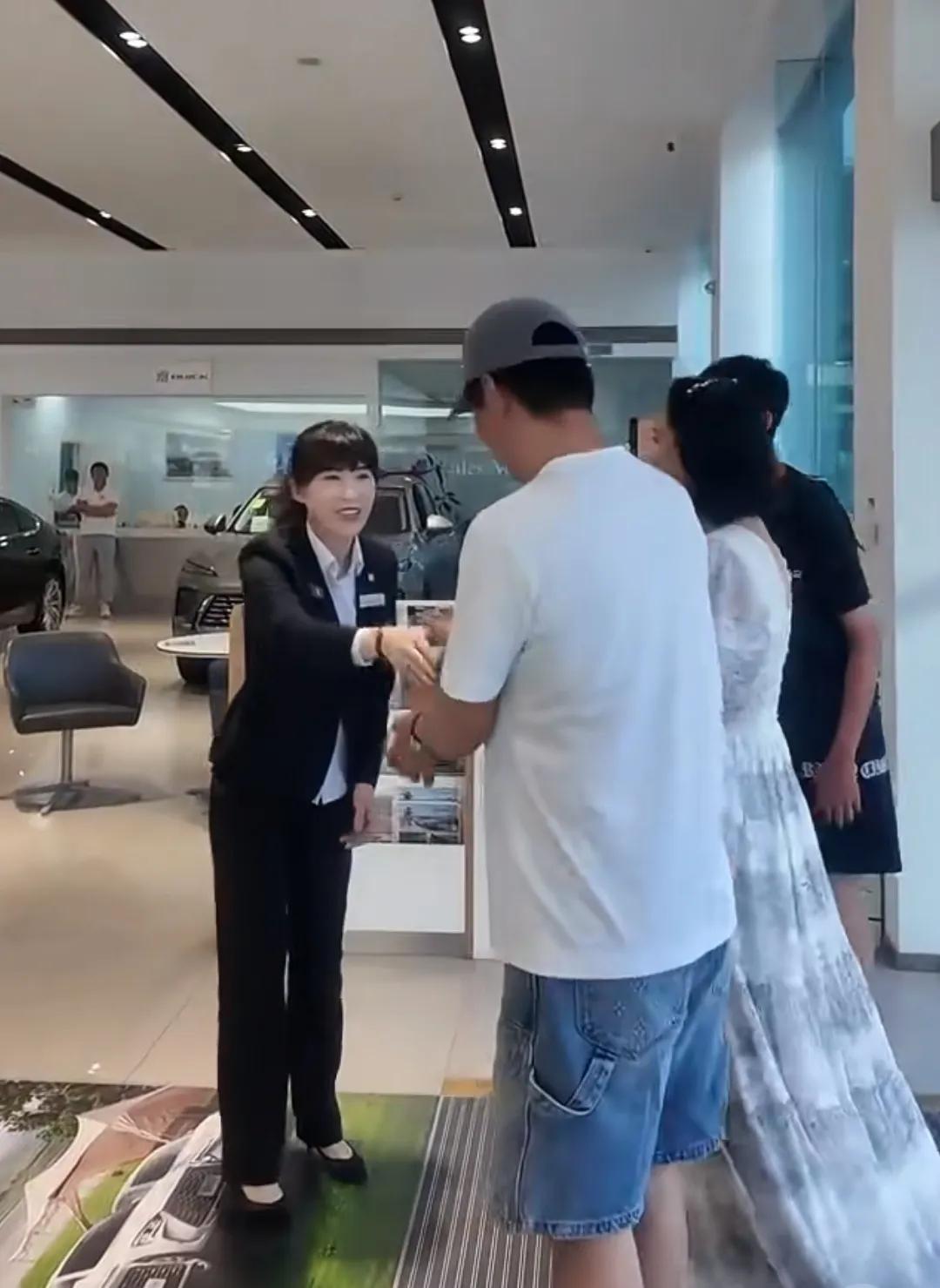 郭晓东一家三口4s店看车，程莉莎试坐儿子老公都来扶，被宠上天了