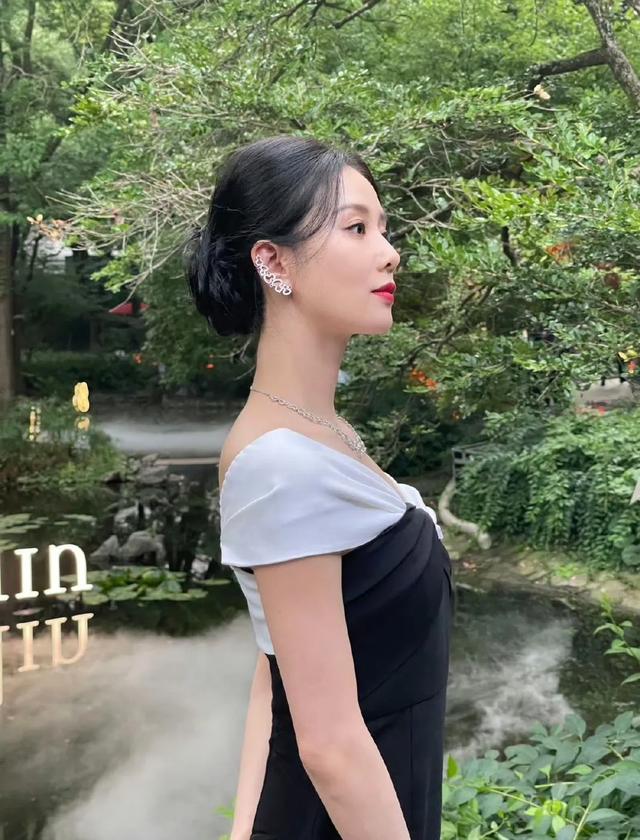 刘诗诗，黑白拼色简约长裙，佩戴首饰是亮点，彰显精致高级感