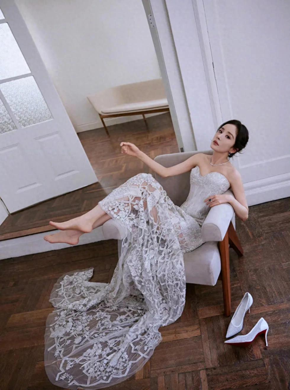 杨幂，S型身材穿搭，每张都很惊艳，实在太美