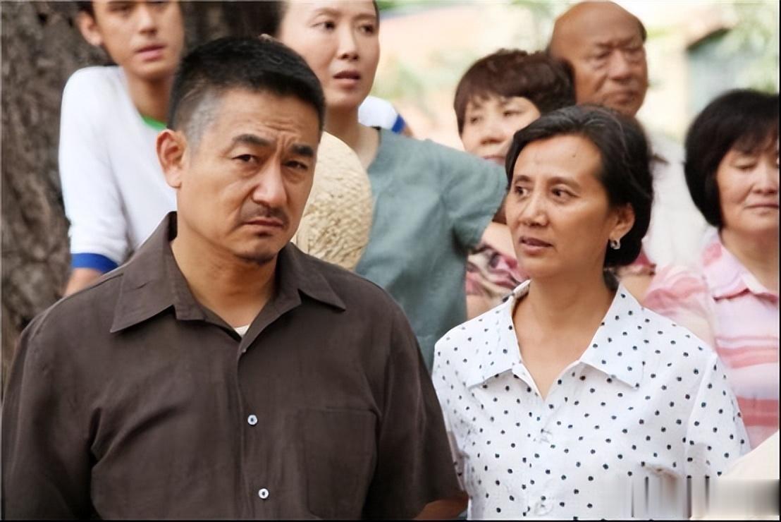 原来李洪涛的妻子是她，夫妻低调恩爱34年，两个小嗜好让妻子烦恼