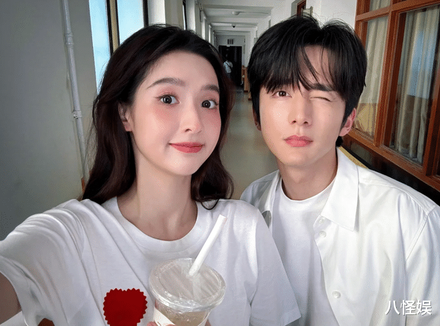 张新成带父母与王玉雯聚餐，挨着王姐坐歪头看她手机，家属感十足