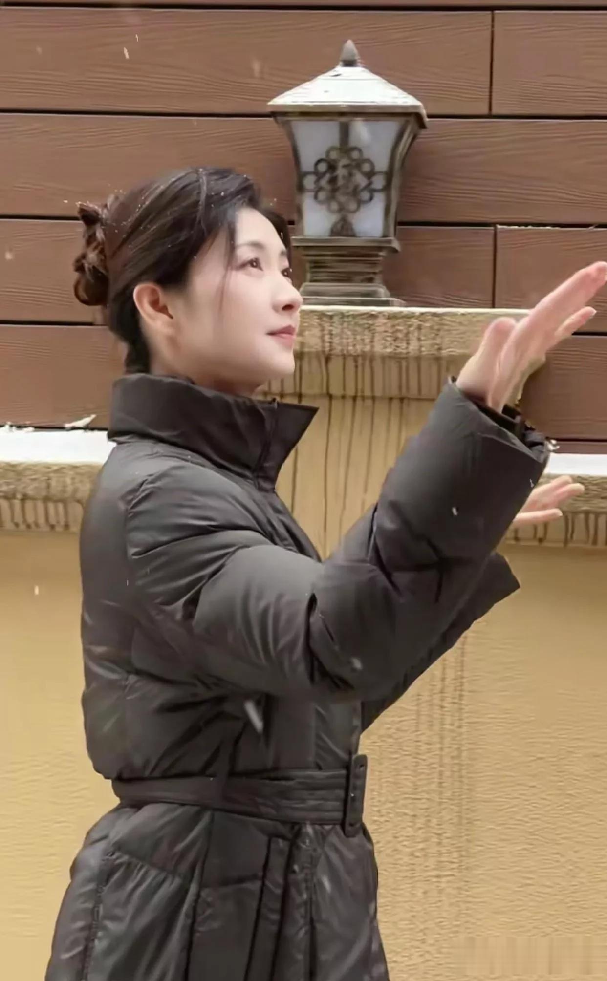 42岁斓曦雪景照,身穿黑色立领羽绒服,网友称该款已是10年旧款