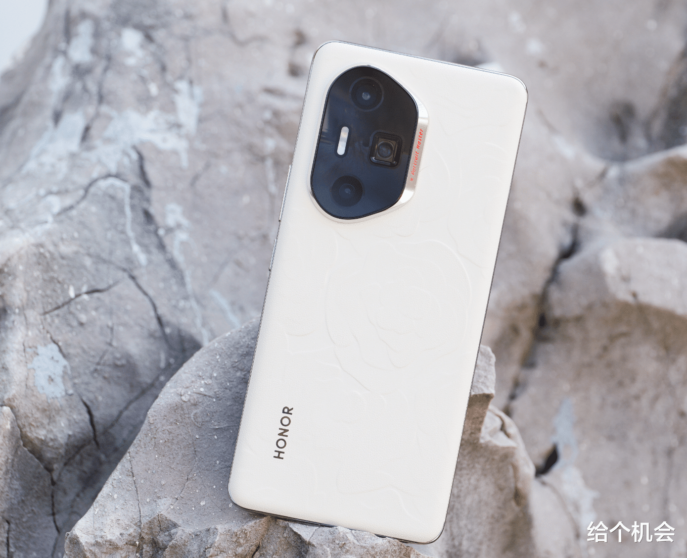 荣耀加大力度清仓，512GB下跌1000元，北斗卫星+100倍变焦+100w