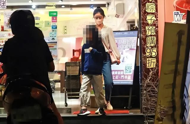 霍建华一家在台北散步，49岁林心如脸僵很肿，小海豚穿的很中性