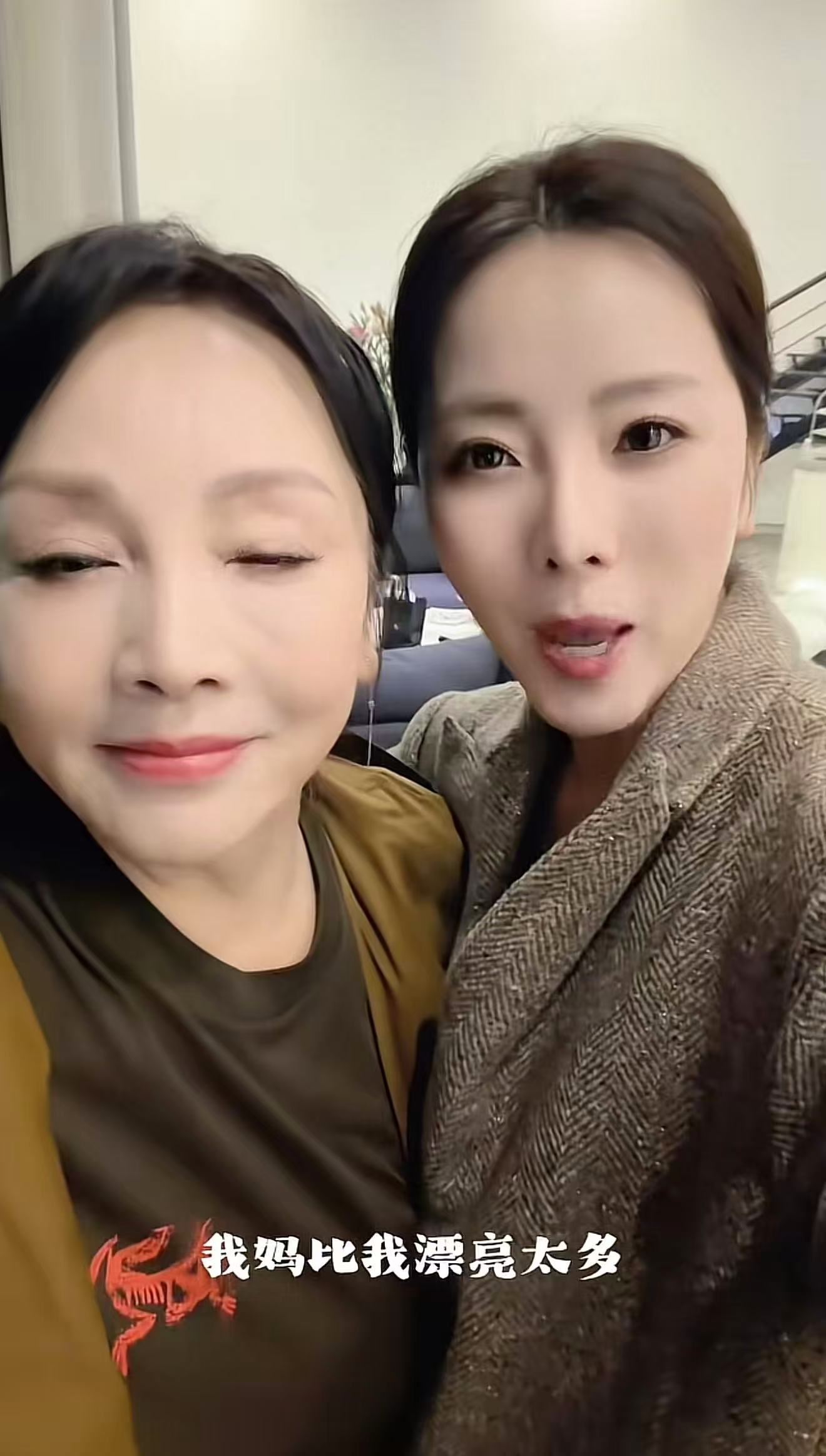 李思思带父母拍全家福，李父罕露面很年轻，一家人同框都是高颜值