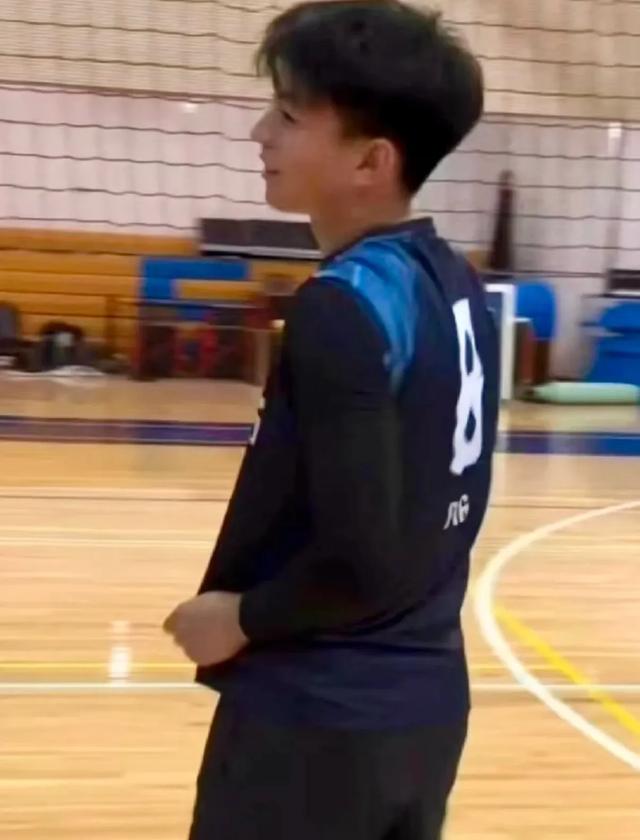 张柏芝罕见晒仨儿子,Lucas 和小Q打球好帅,6岁小儿子侧脸像哥哥