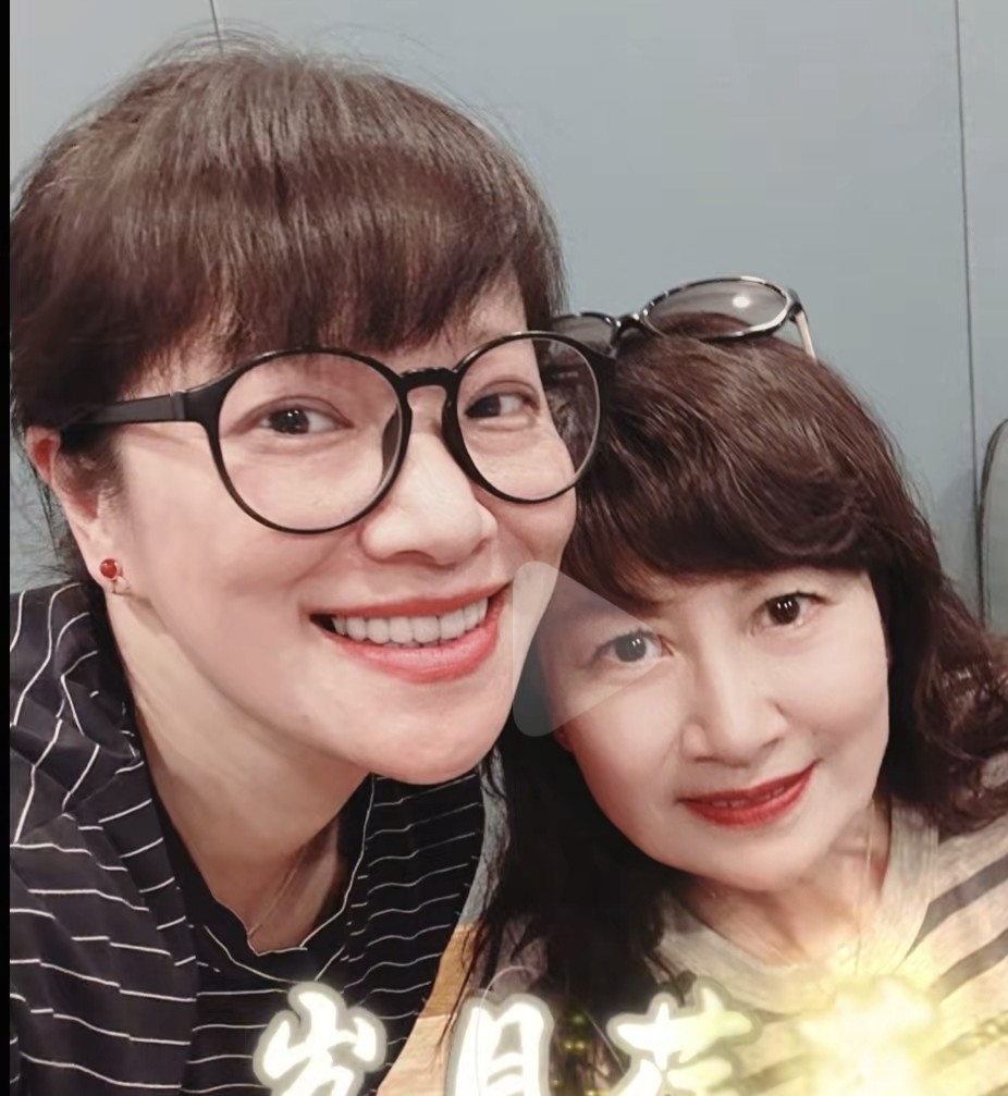 主持人燕子姐姐近况！69岁重返上海舞台，女儿是美国毕业的高材生