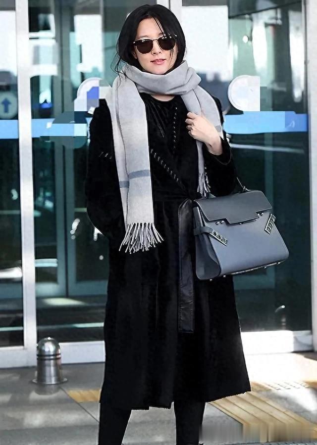 54岁李英爱换风格后气质大变！穿黑大衣+打底裤+围巾，简约又贵气