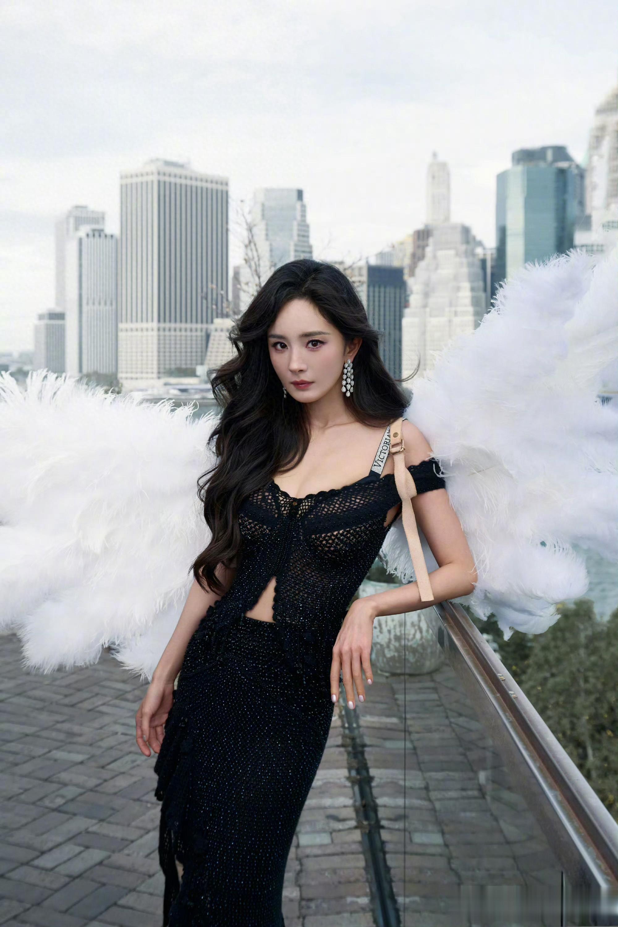 杨幂维密大秀：黑纱羽翅，都市绮梦绽放