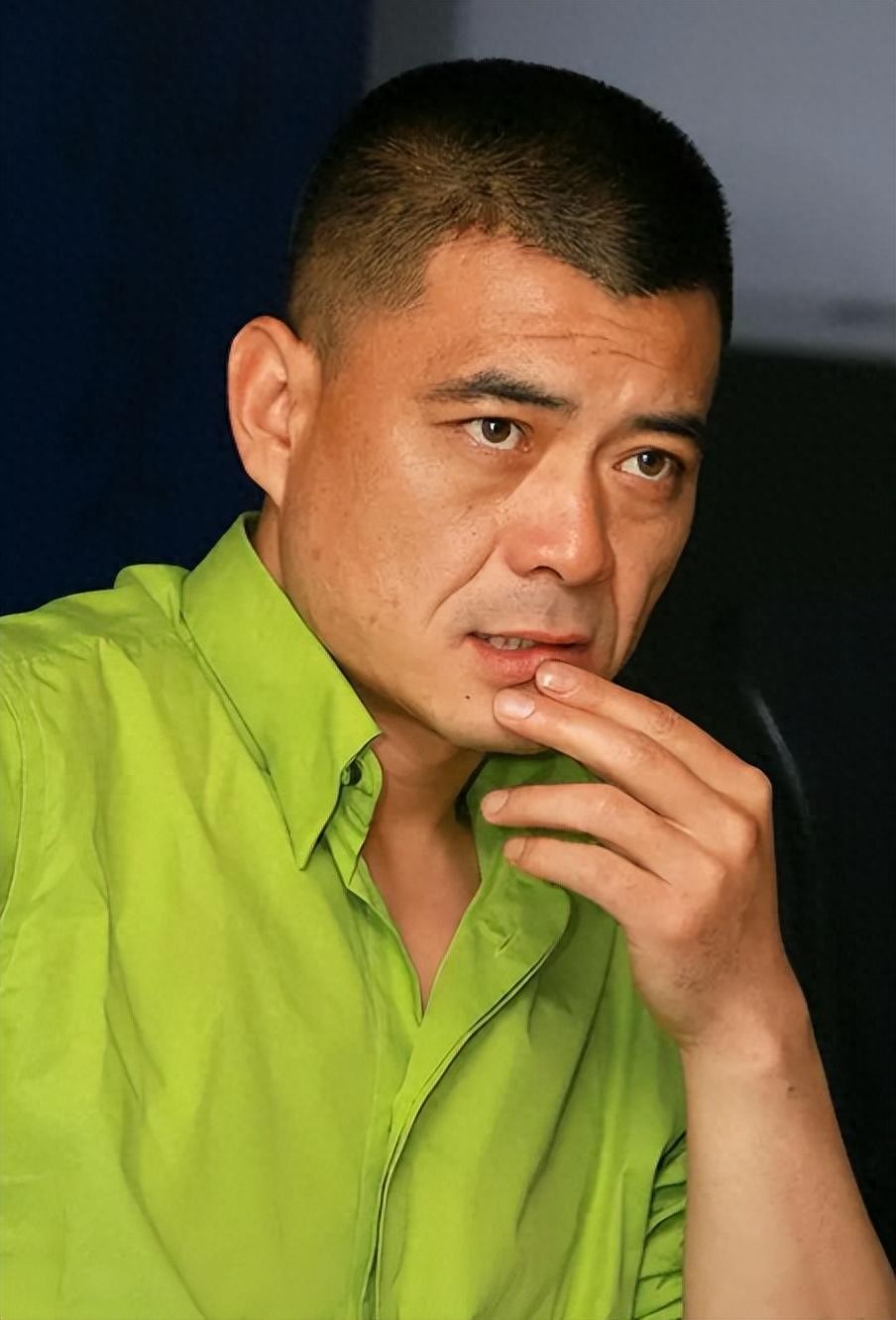 王新军现状:54岁脸部松垮,老婆秦海璐仍显年轻,儿子像母亲翻版