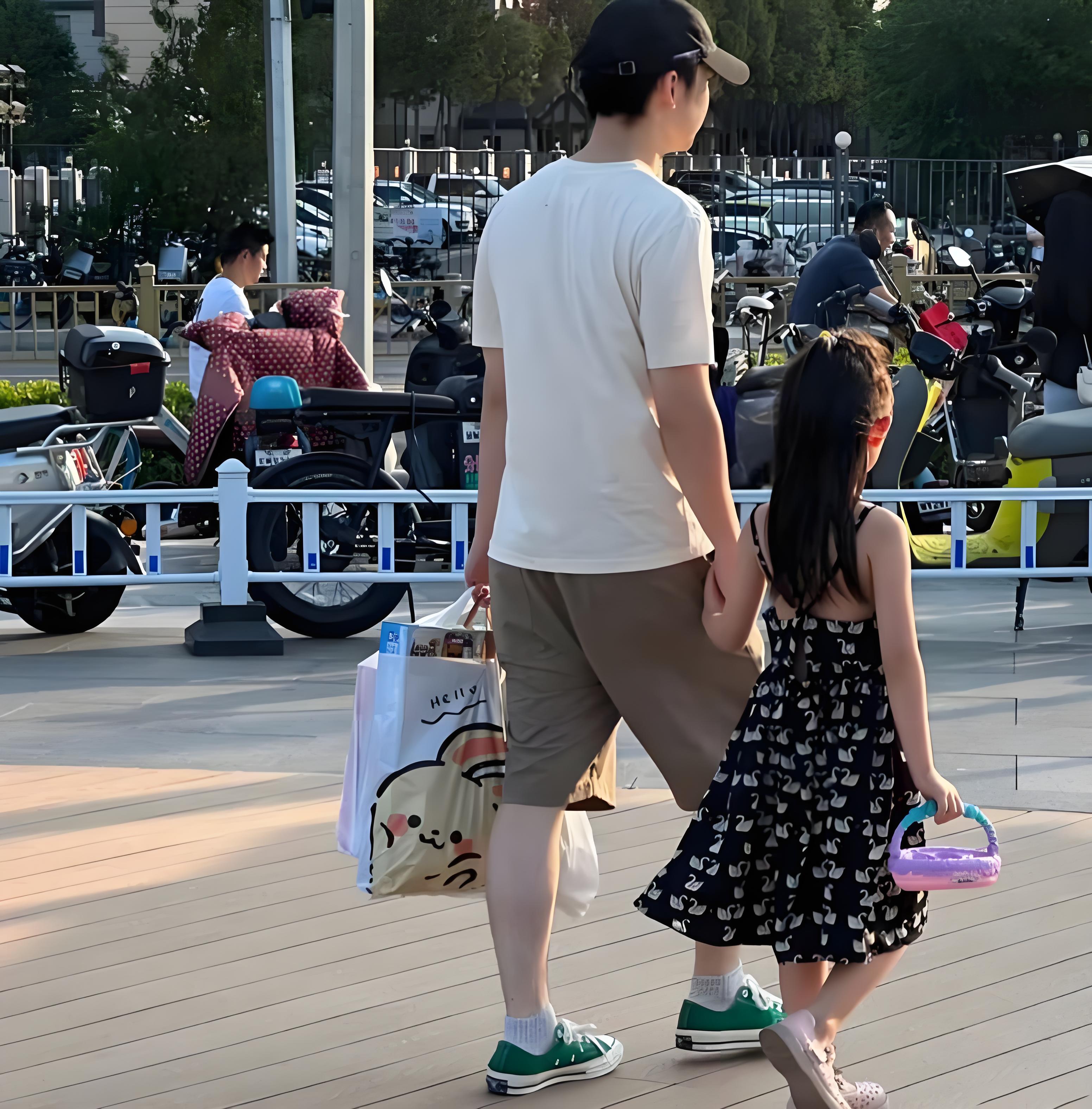 董子健自爆8岁女儿喊他 猪或小董 埋怨他和孙怡离婚 事业也全面告停