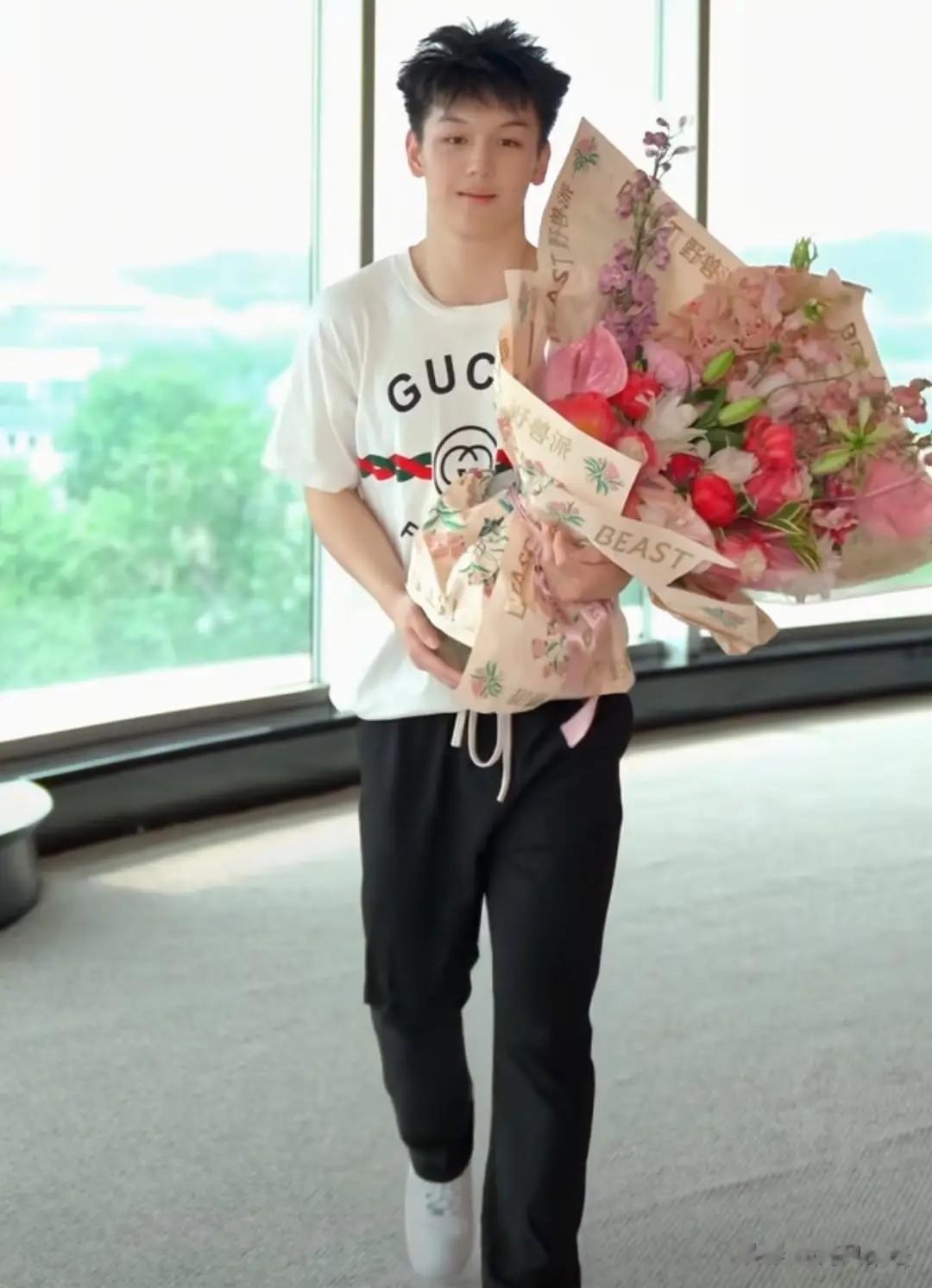 王艳儿子球球褪去婴儿肥,身高超妈半头,帅成娱乐圈星二代天花板