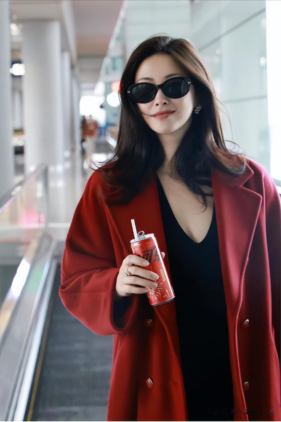 朱珠和老公在新加坡路边等车,她的老公身材高大,长相英俊。