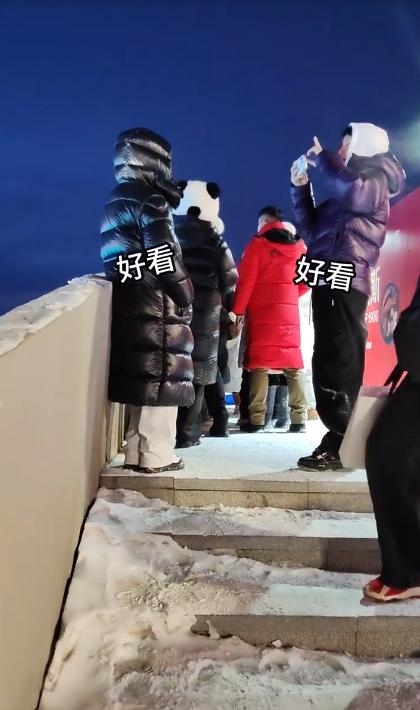 贾乃亮带女儿滑冰脸冻通红！不忘给甜馨买冰糖葫芦，父女同框好甜