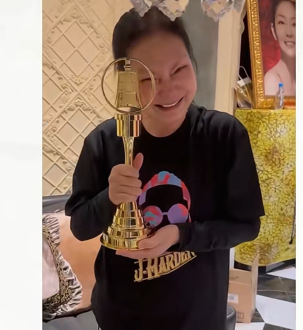 小S送金钟奖杯给母亲，S妈又哭又笑很激动，家里供奉着大S的照片
