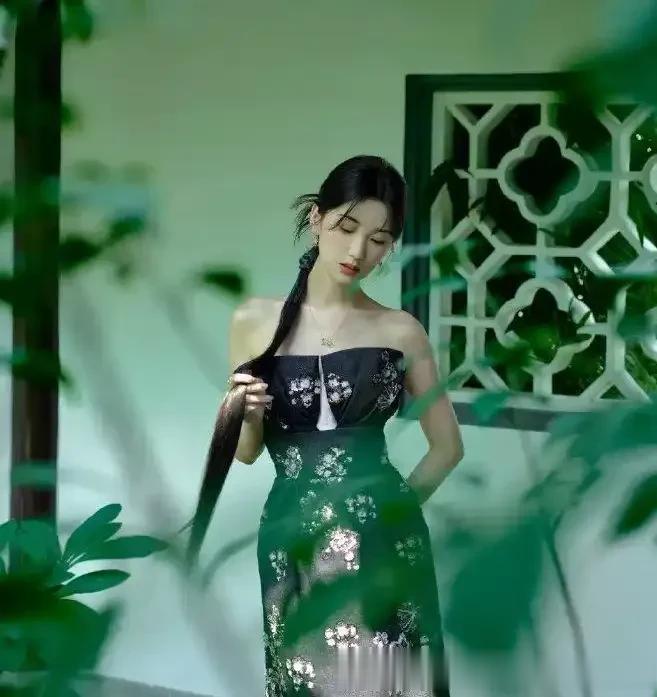 被毛晓彤3套黑色长裙美到!大秀肩颈线条,尤其新中式长裙绝美!