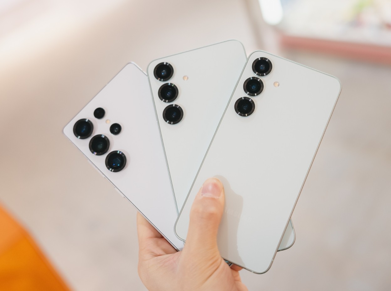 三星再次妥协!12GB+512GB突降2001元,骁龙8至尊版+30倍变焦