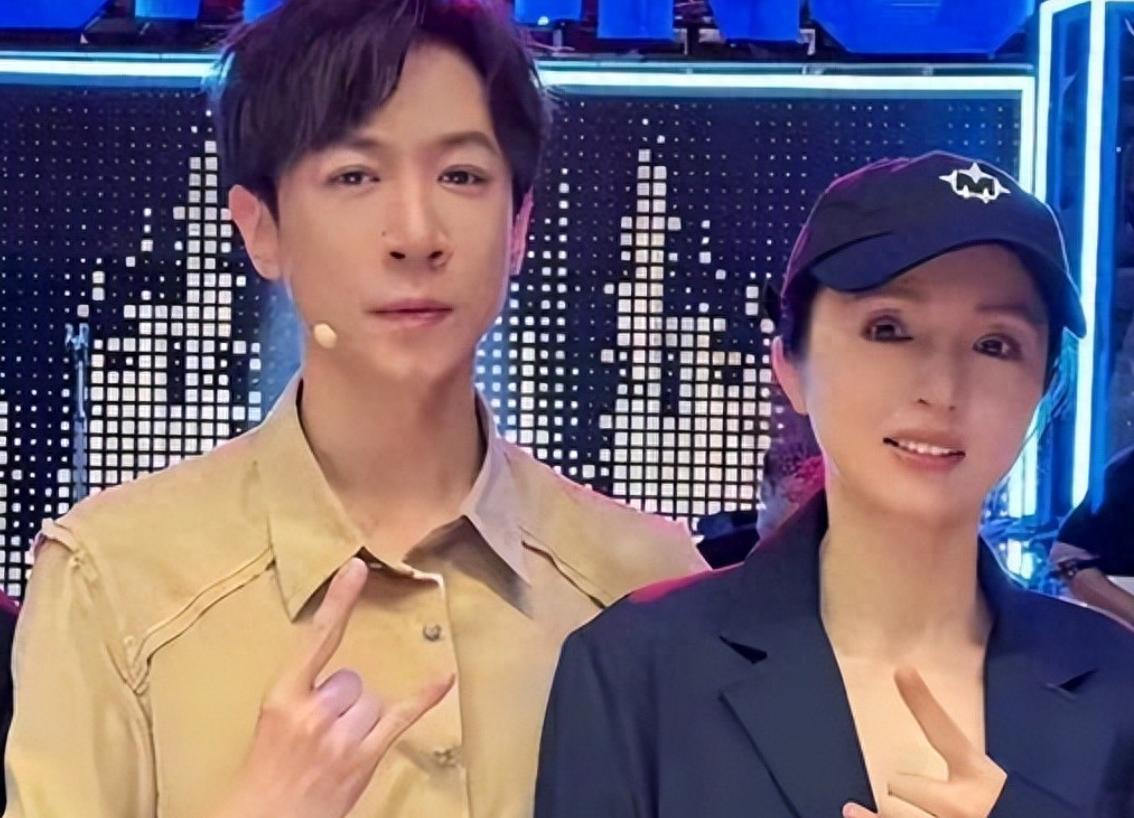 同样是姐弟恋，为何伊能静被夸“情商高”，董璇却被骂“恋爱脑”