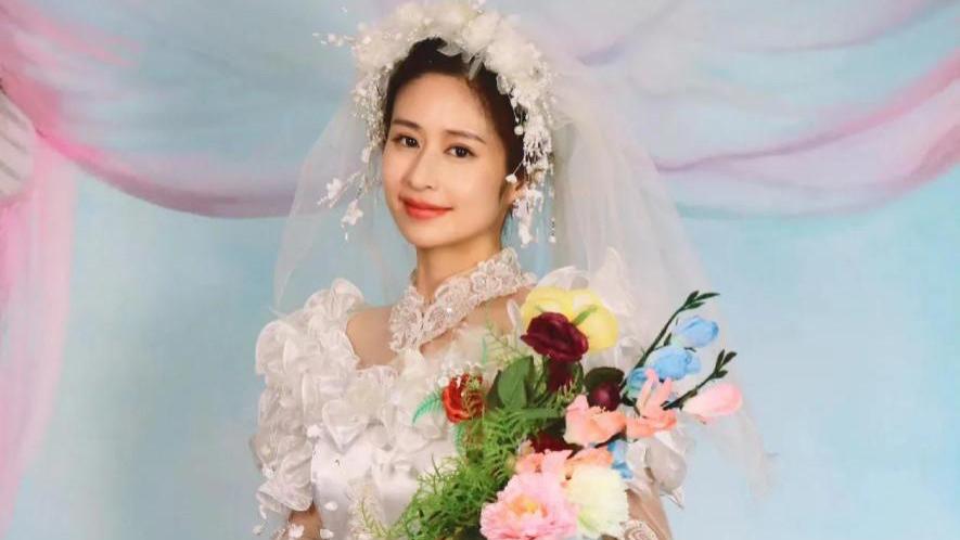 颖儿晒复古婚纱照，手捧鲜花的她太美了！比与付辛博结婚时还要美
