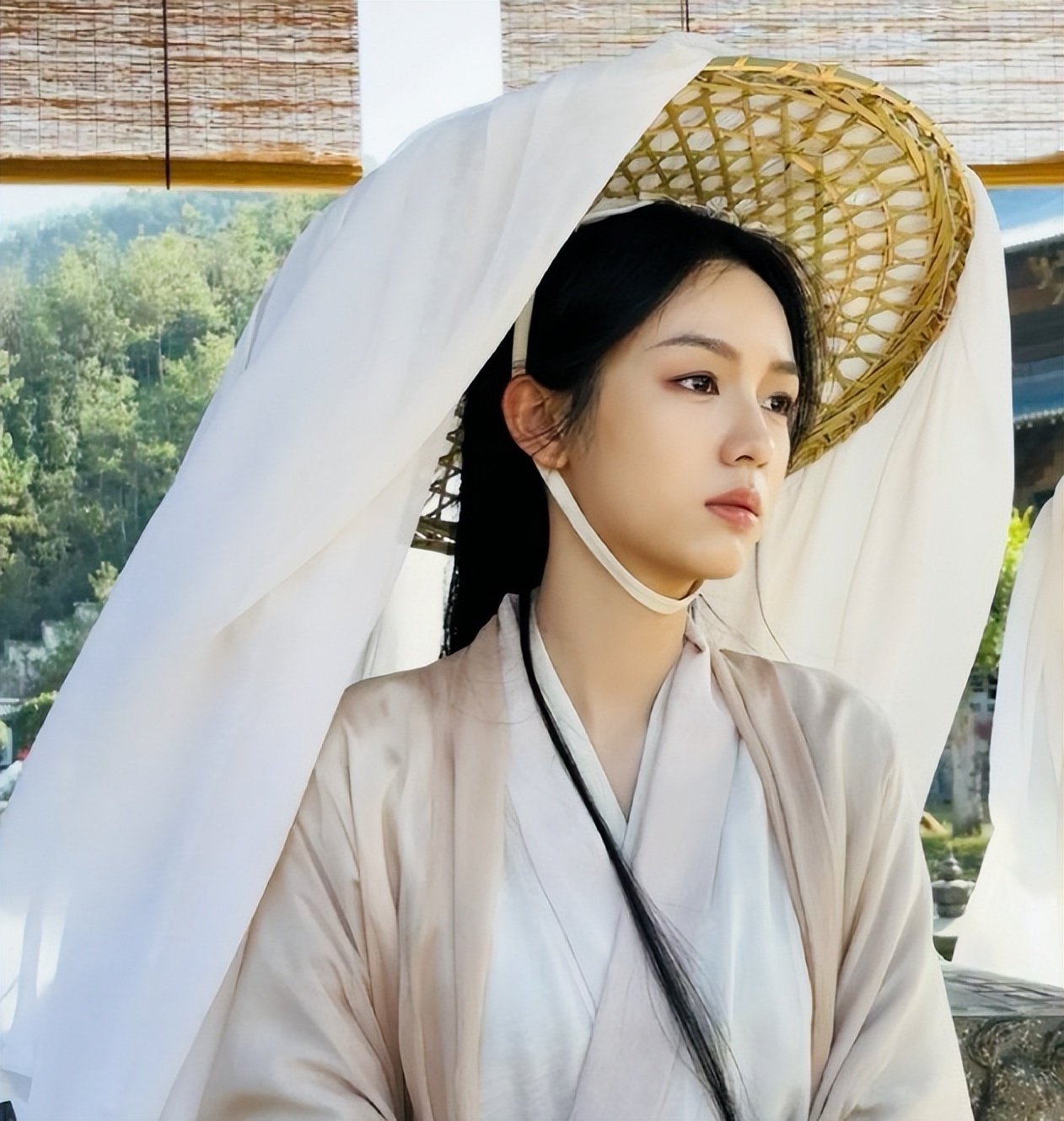 宋祖儿绿衣帷帽笑容明媚!李一桐唯美白鹿侠气,周也像武侠女主!