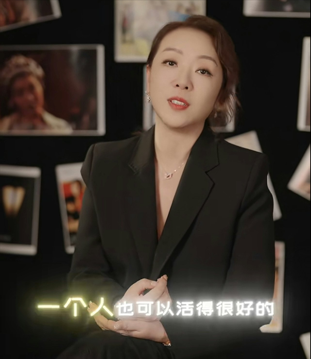 55岁港姐至今未婚无子,坦言“享受单身”,送自己跑车当生日礼物