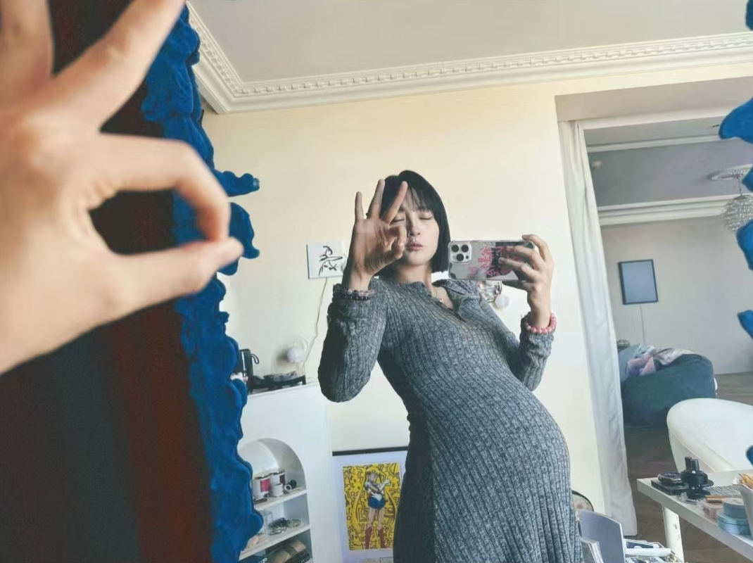 包贝尔妻子临近产期,包文婧八月孕肚圆润,面条子B超照真容曝光