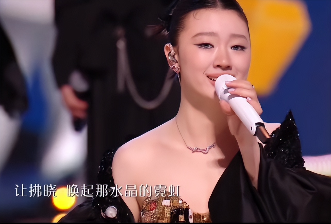 单依纯没想到,合唱风波仅过8天,央媒点名周深,让人刮目相看