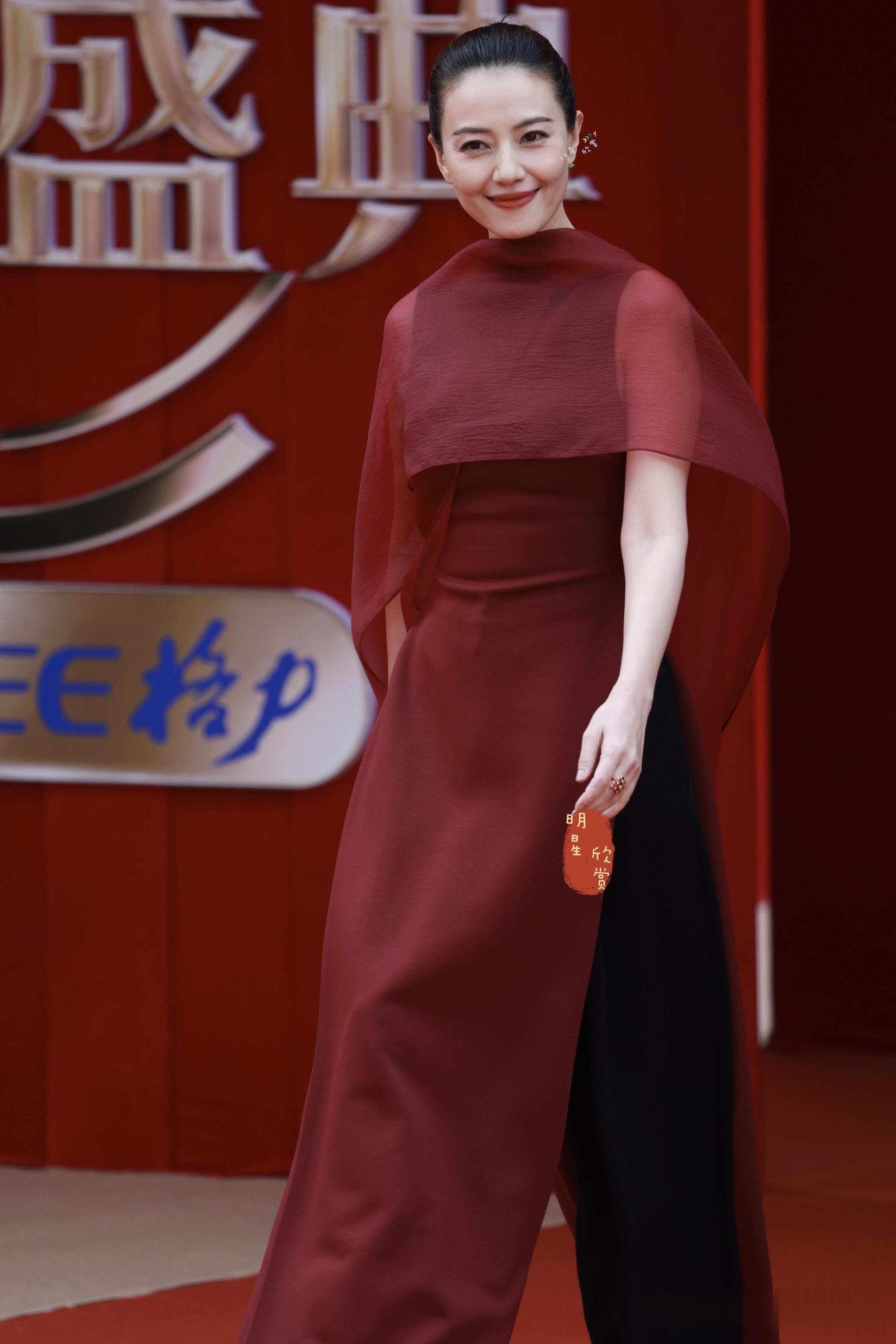 46岁高圆圆最新红毯生图,她眼角细纹明显,网友:自然老去也很美