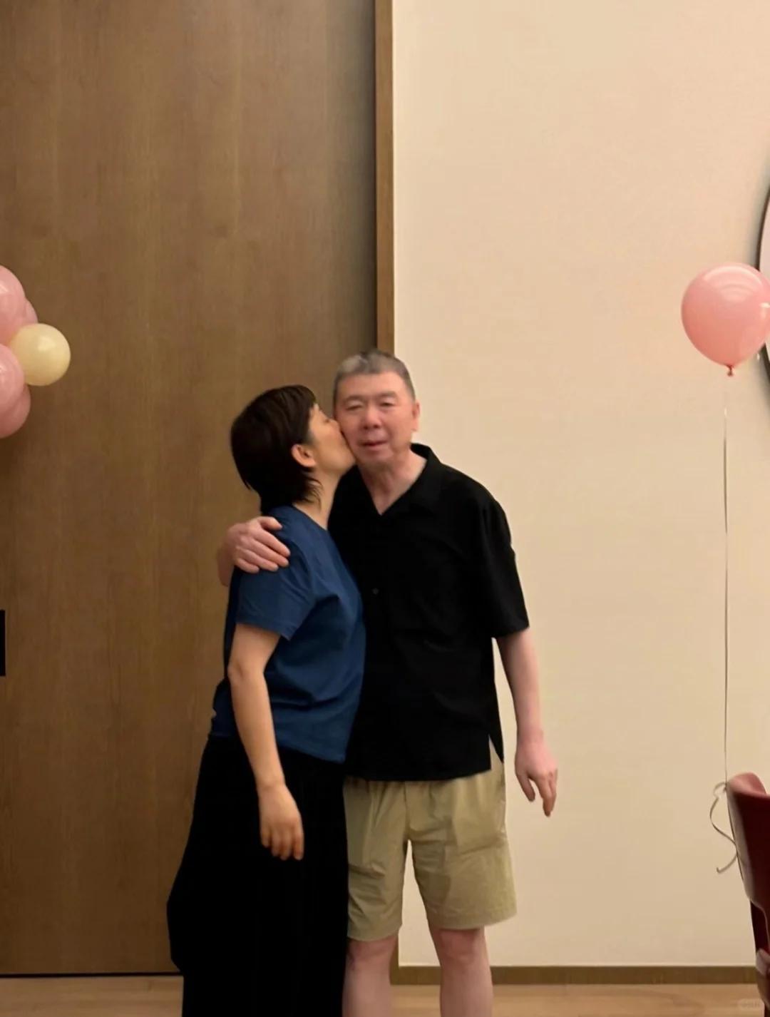 58岁徐帆近照美人迟暮!皮松肉垮老到不敢认,步履蹒跚像走不动路