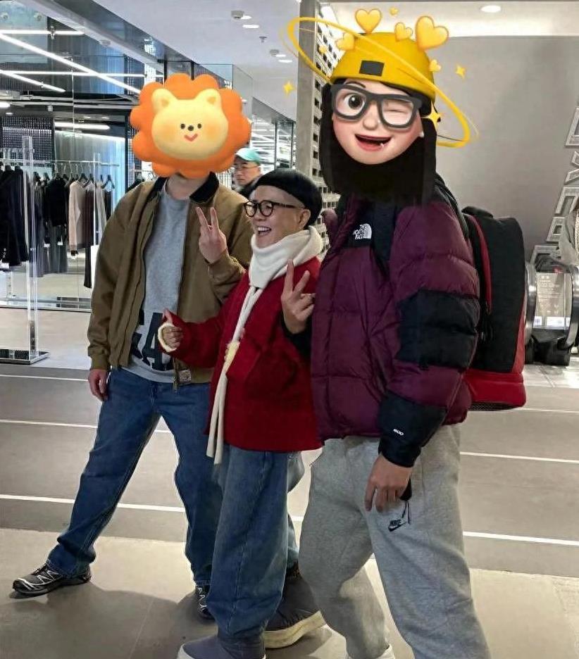 央视主播聚会被拍,小尼当众剔牙,王冰冰微微眯眼