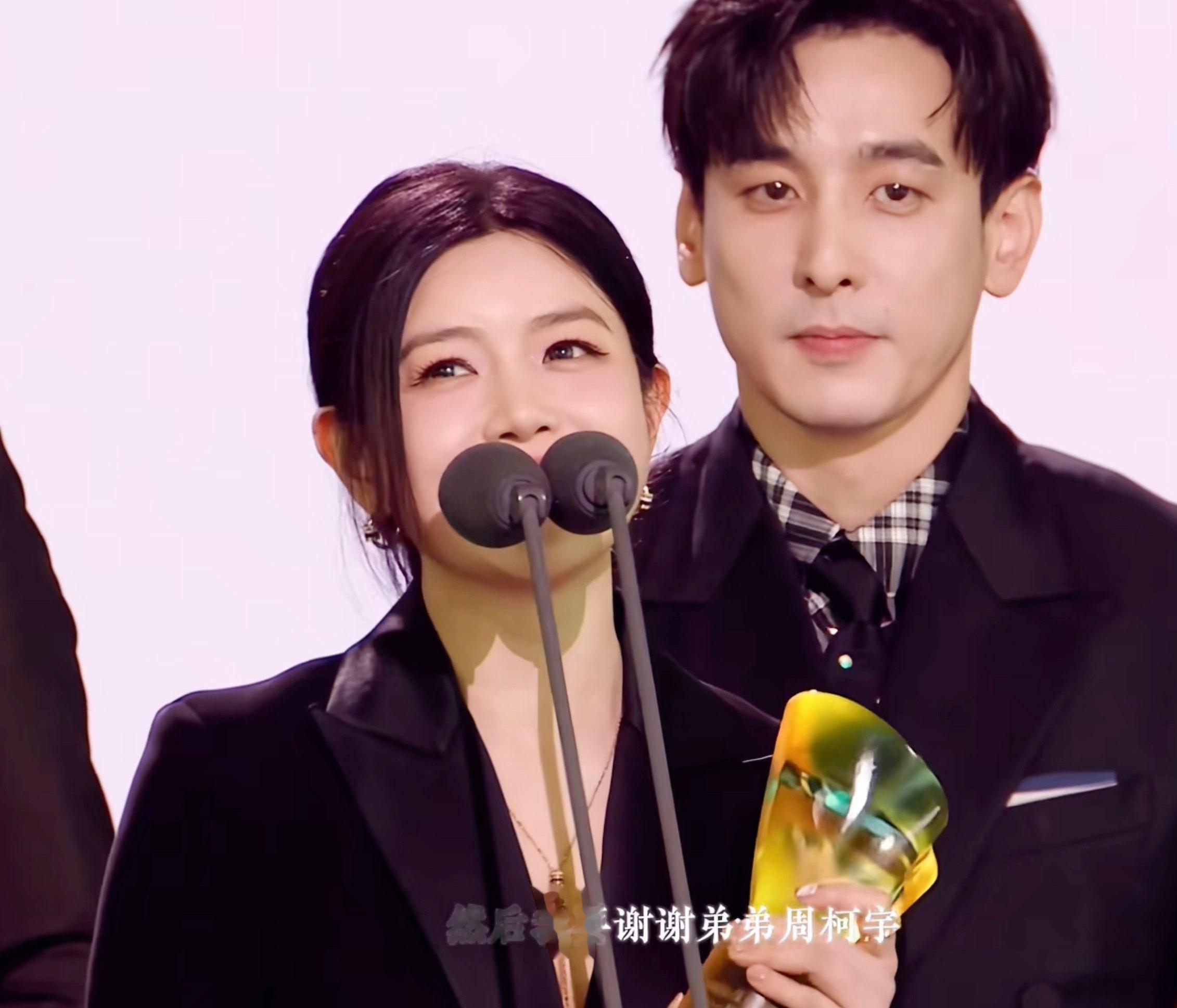 星光大赏如草台班子：主持人叫错名，导播认错人，明星们集体摸鱼