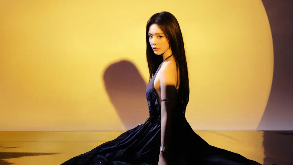 蔡文静穿露脐长裙秀优美腰身 黑长直造型冷艳酷飒