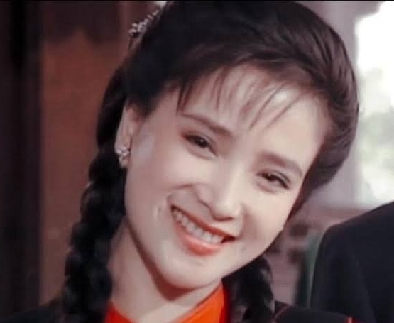 37岁何晴刚生产完，剪短发，穿大妈装，目测120斤，美的惊为天人