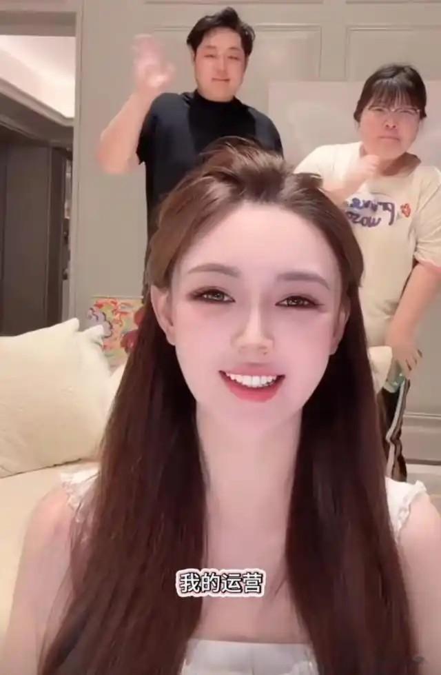 叶柯产后首现身,真实身材与直播差太大,长发齐臀藏深意