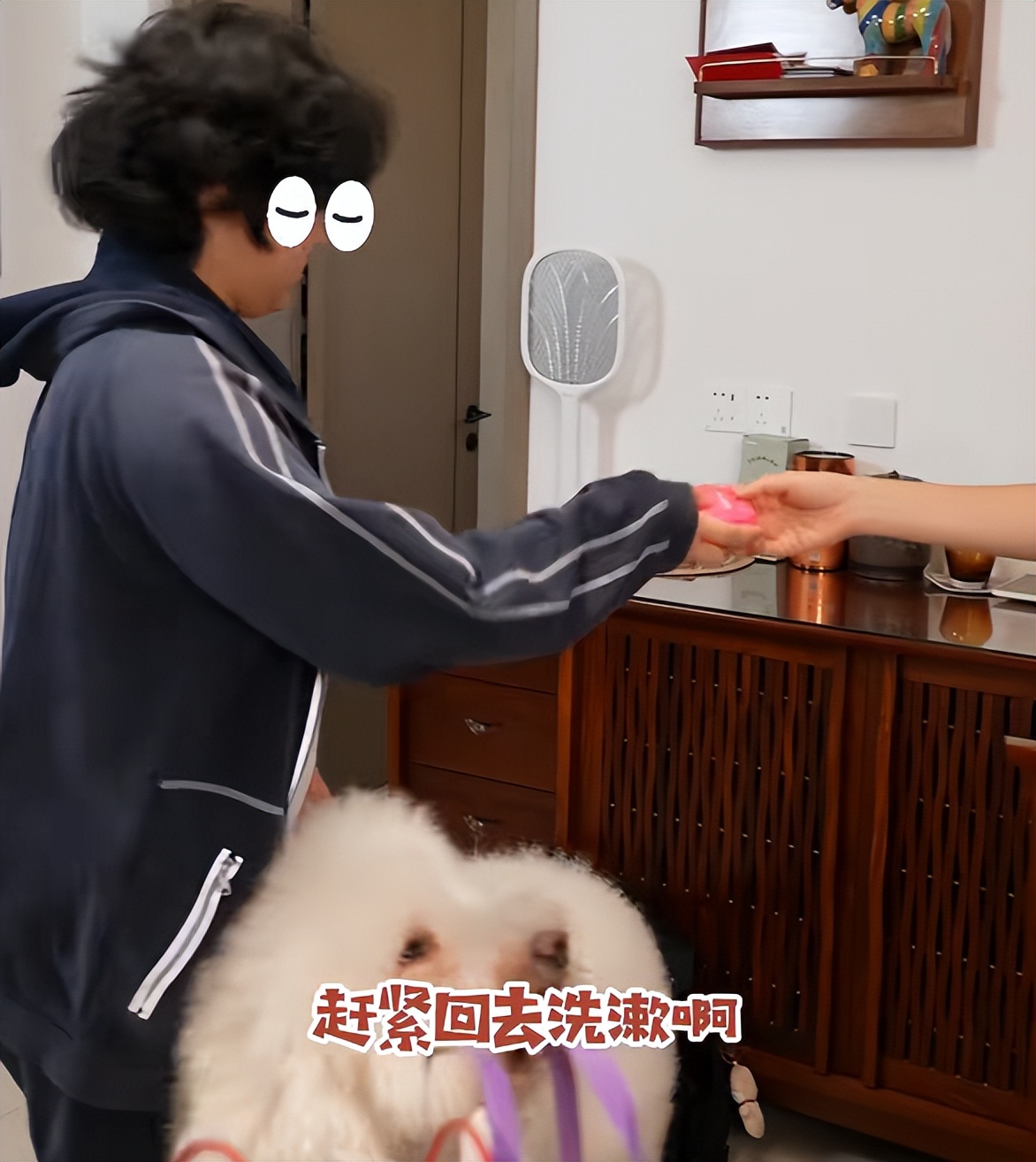 47岁女星王一楠接闺女放学，住豪宅却挤地铁，被人叫错名字好尴尬