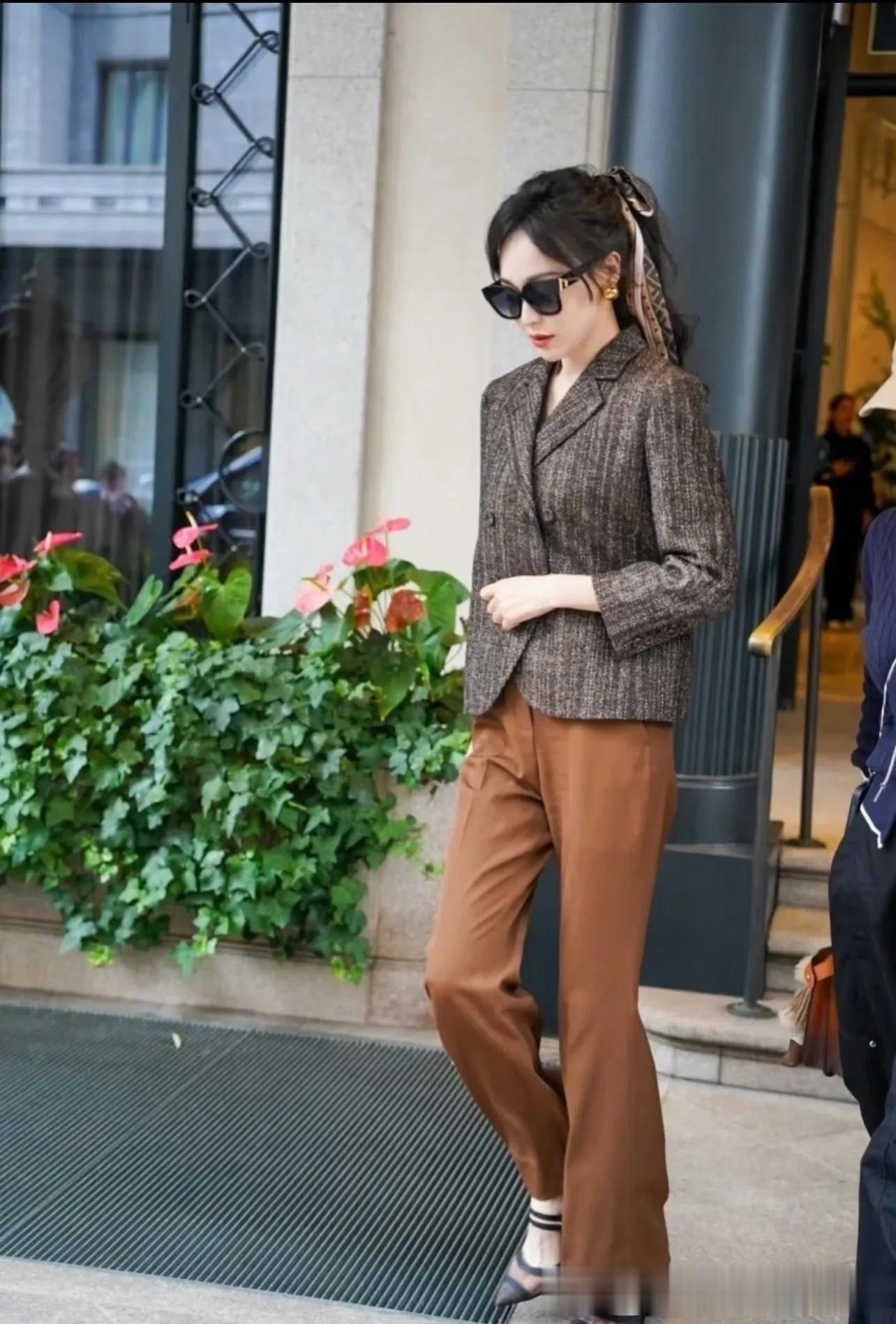 唐嫣米兰时装周路透,网友辣评:四十岁打扮成五十岁