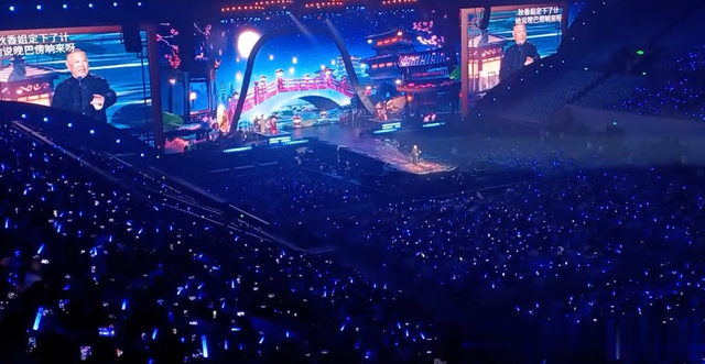 岳云鹏演唱会圆满成功,凌晨办庆功宴,桌子摆满大厅,开香槟助兴