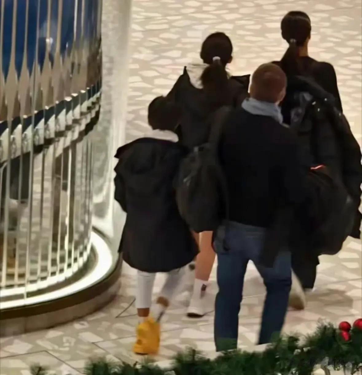 马雅舒一家四口上海同框！老公中年发福，女儿不怕冷秀长发长腿