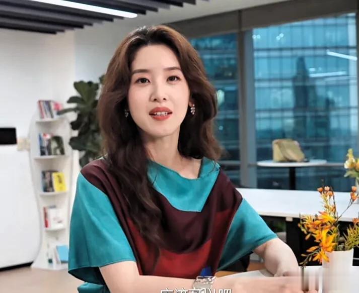 章泽天出席活动 讲话时肢体动作不断，引发网友吐槽：讲话水平一般