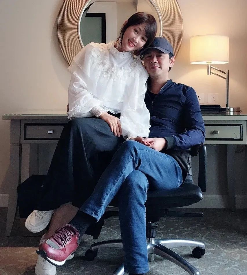 梁小冰鼻塌个矮算大美人吗?看她与袁咏仪的合照,就有答案了