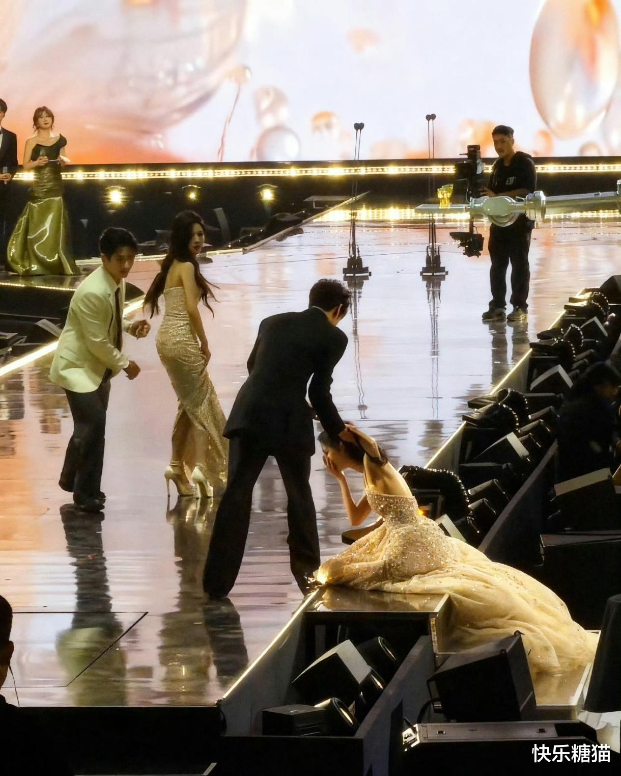 孟子义这一摔，摔出了年度“神图”！