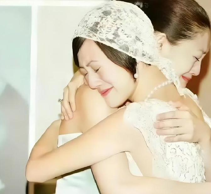 大S去世后,小S首次接跨年旁白崩溃大哭,以大S墓志铭收尾了