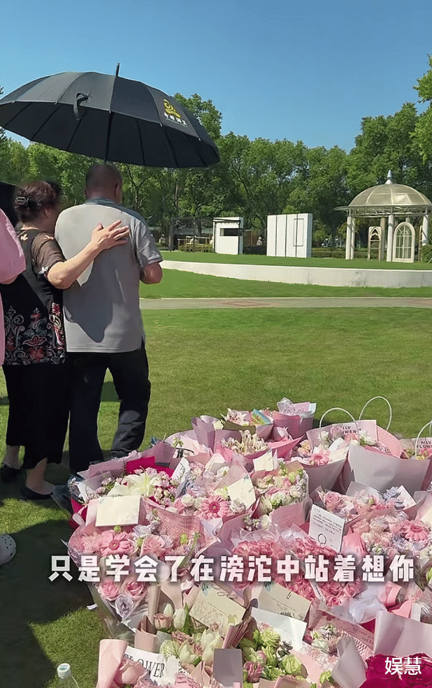 乔任梁去世九周年,父母前往墓园扫墓,陈乔恩的花束格外醒目