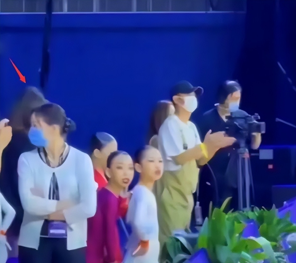 文章带女友见母亲，喝太多醉酒站不稳，靠女友搀扶下楼好恩爱