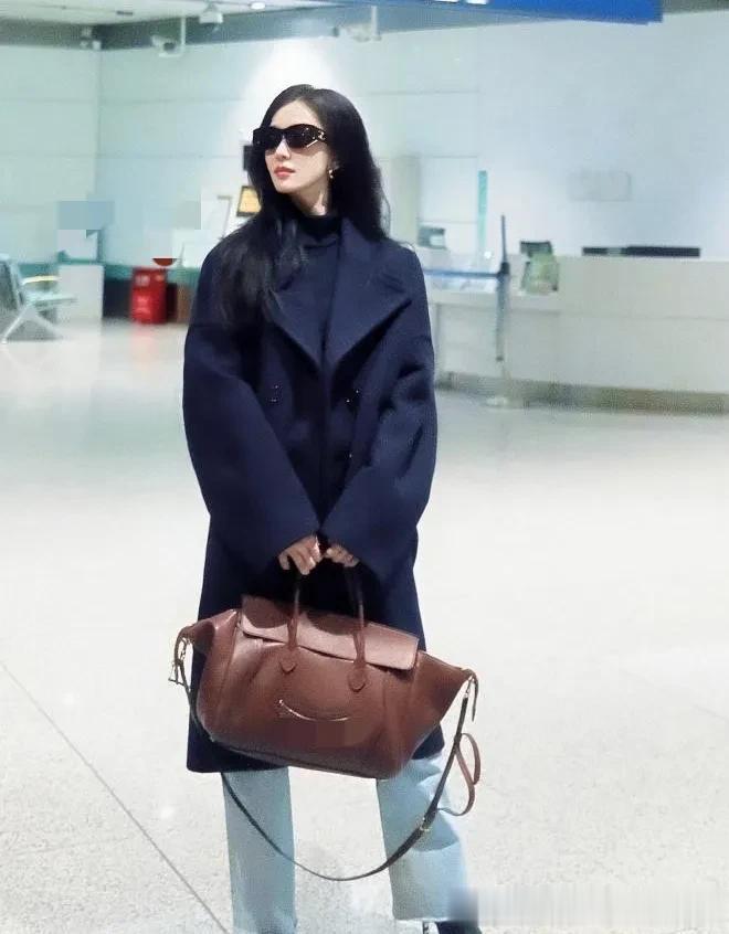 刘诗诗机场私服真高级!藏蓝大衣+黑色打底衫+牛仔裤,时髦又洋气