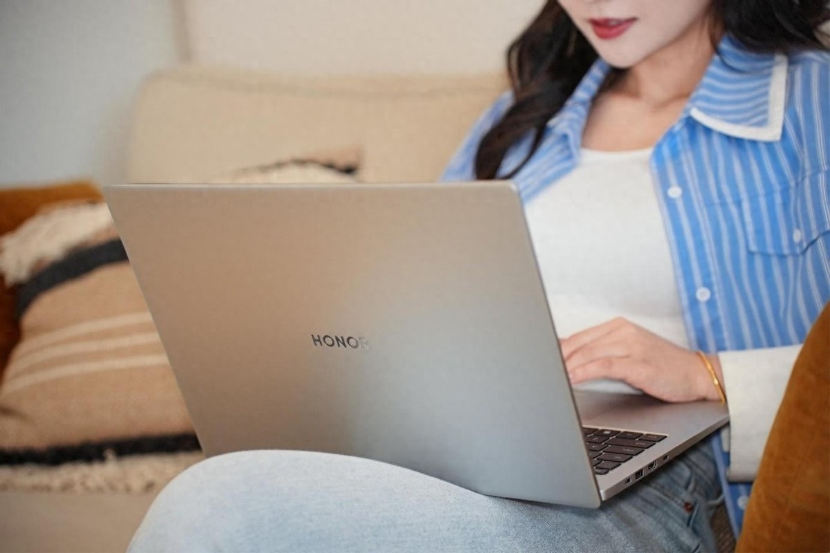 锐龙7-8845HS处理器就是卖点!荣耀笔记本X16 Plus国补后3999元