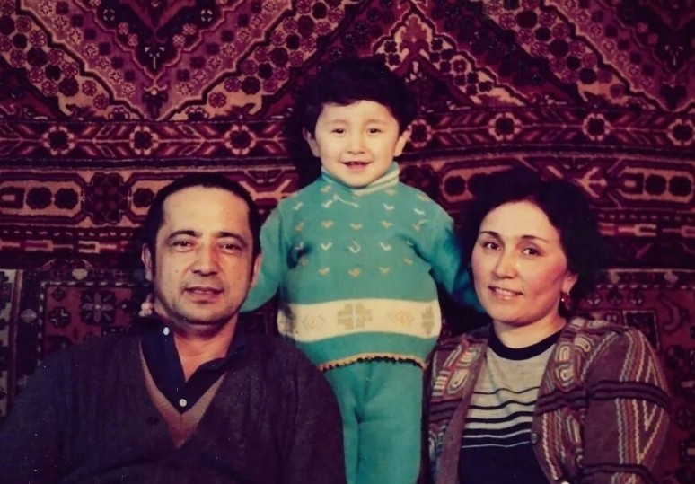 42岁尼格买提高调迎喜讯，央媒亲自发文，看来撒贝宁说对了