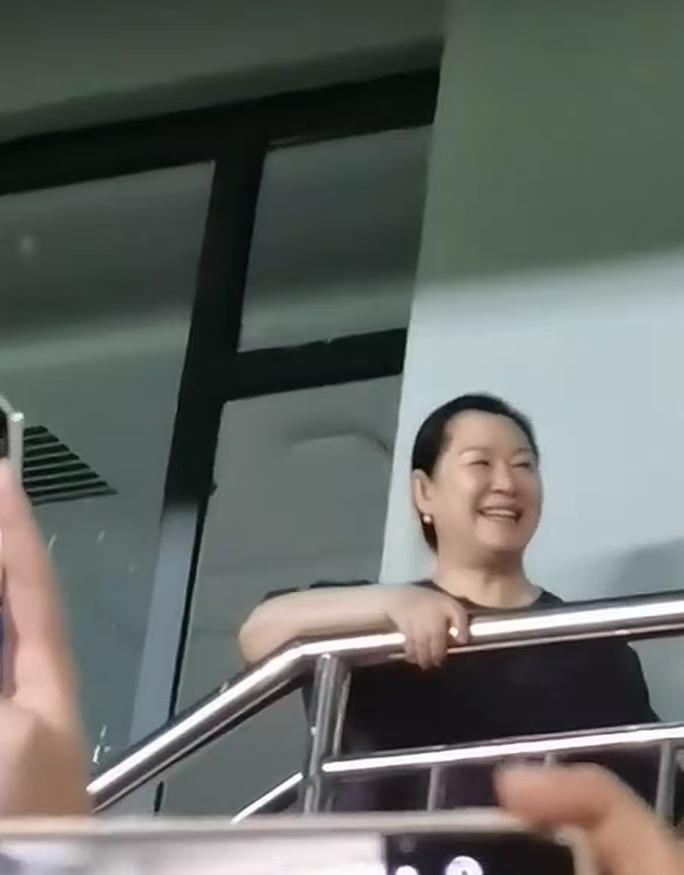 赵本山妻子现身球场支持儿子，与杜海涛母子热聊，60岁脸上没皱纹