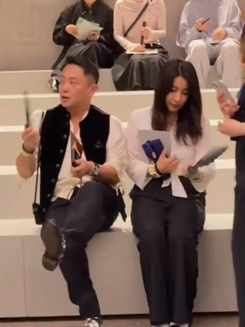 郭晶晶现身爱马仕大秀，一身简约打扮知性优雅，看秀时略显不自在