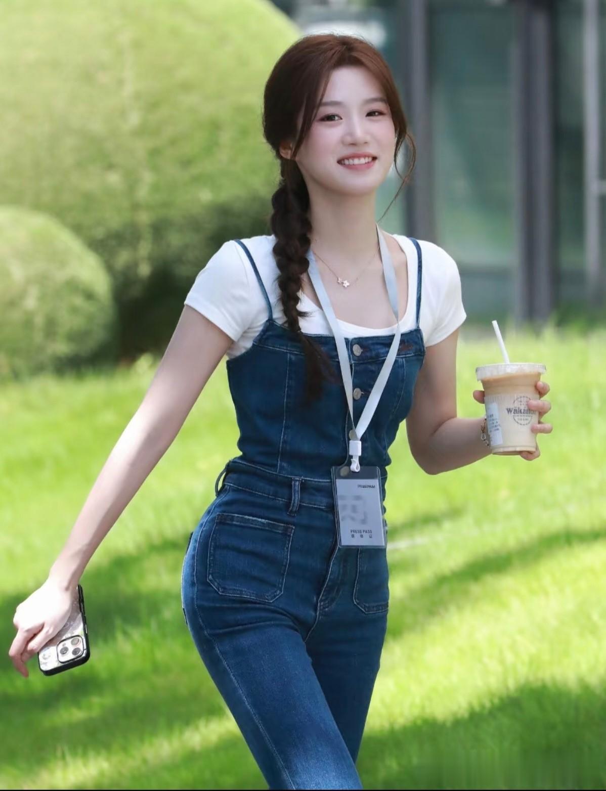 卢昱晓这惊人腰臀比，牛仔裤简直就是卢昱晓的舒适区，腰臀比好绝